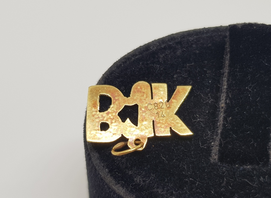 BJK - BEŞİKTAŞ YAZILI TAMAMI EL YAPIMI TESTERE İŞÇİLİKLİ ALTIN KOLYE UCU