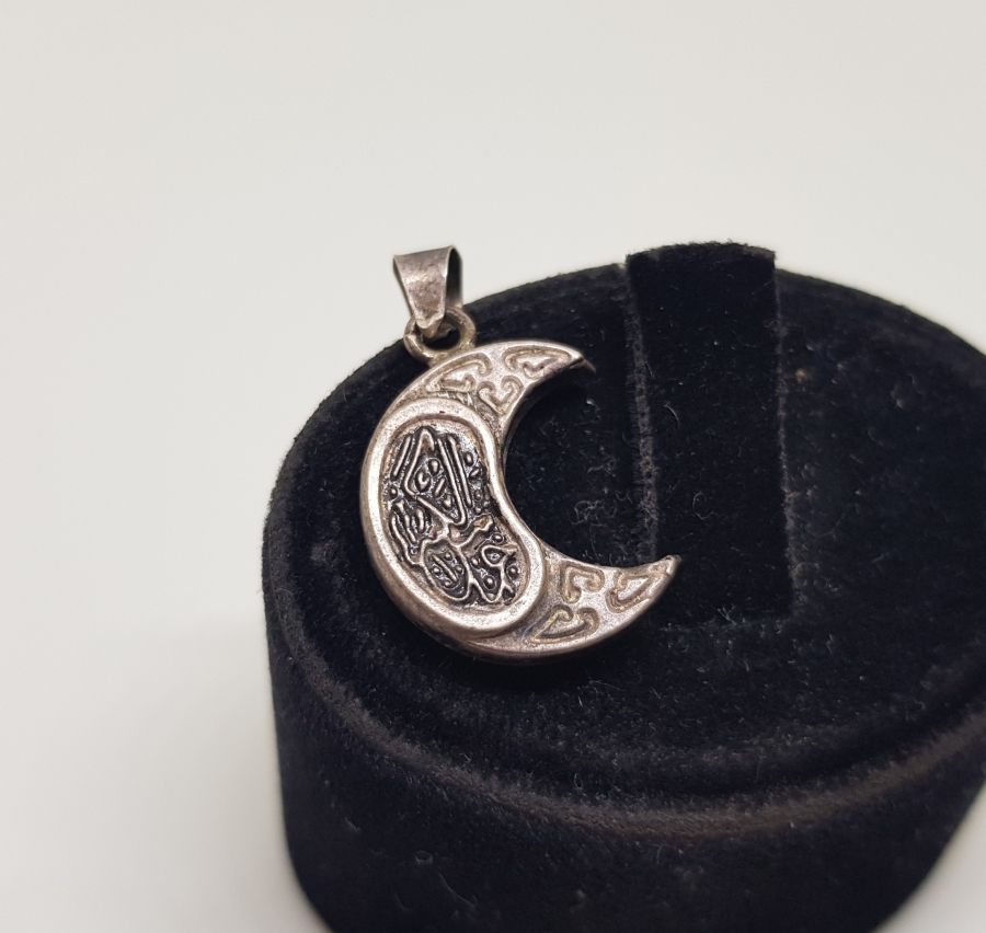 HİLAL FORMUNDA İÇİNDE DUASI İLE GÜMÜŞTEN MAMUL CEVŞEN-İ KEBİR