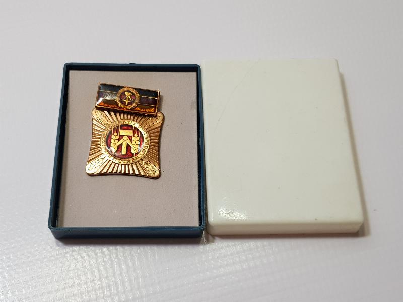 ORJİNAL KUTUSUNDA DOĞU ALMANYA SOSYALİST ÇALIŞMA PARTİSİ NİŞANI