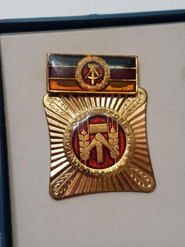 ORJİNAL KUTUSUNDA DOĞU ALMANYA SOSYALİST ÇALIŞMA PARTİSİ NİŞANI