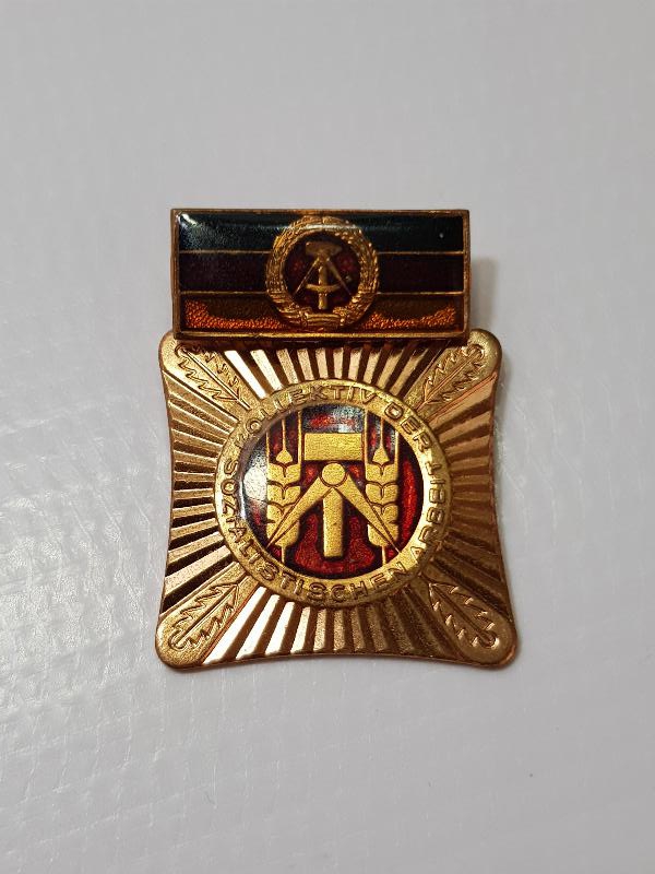 ORJİNAL KUTUSUNDA DOĞU ALMANYA SOSYALİST ÇALIŞMA PARTİSİ NİŞANI