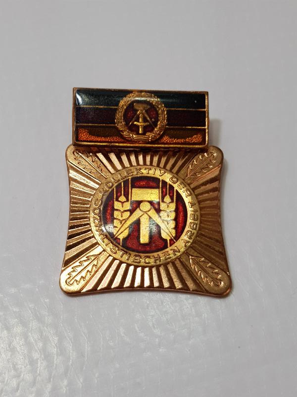 ORJİNAL KUTUSUNDA DOĞU ALMANYA SOSYALİST ÇALIŞMA PARTİSİ NİŞANI