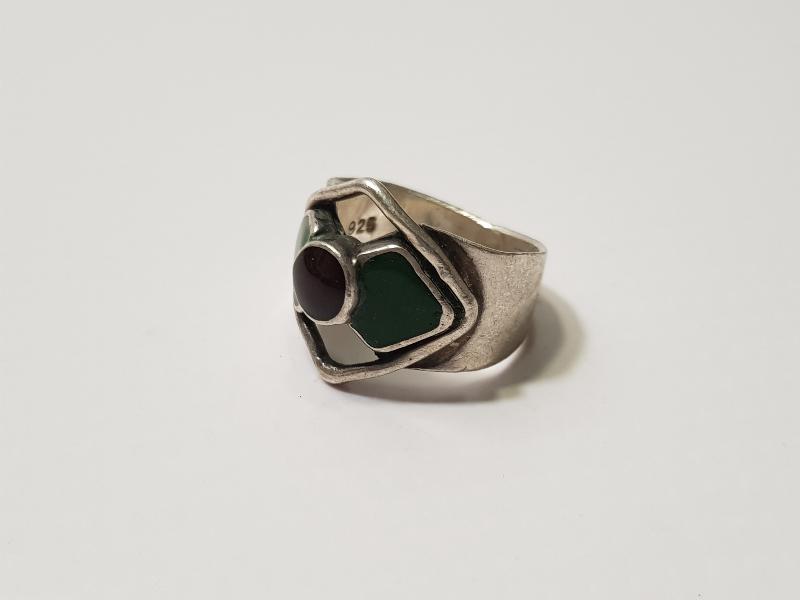 ÜZERİ DOĞAL TAŞLARLA SÜSLÜ GÜMÜŞ YÜZÜK