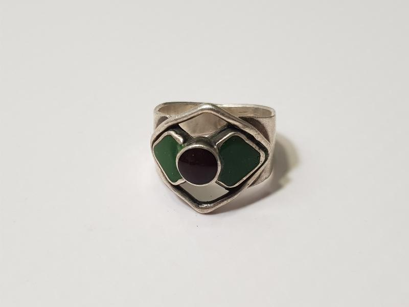 ÜZERİ DOĞAL TAŞLARLA SÜSLÜ GÜMÜŞ YÜZÜK