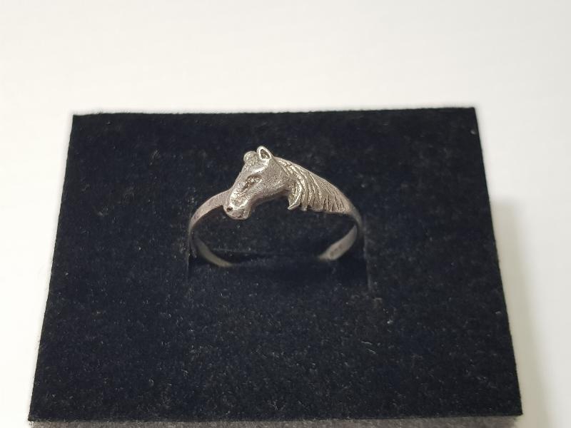 AT BAŞI FORMLU GÜMÜŞ YÜZÜK