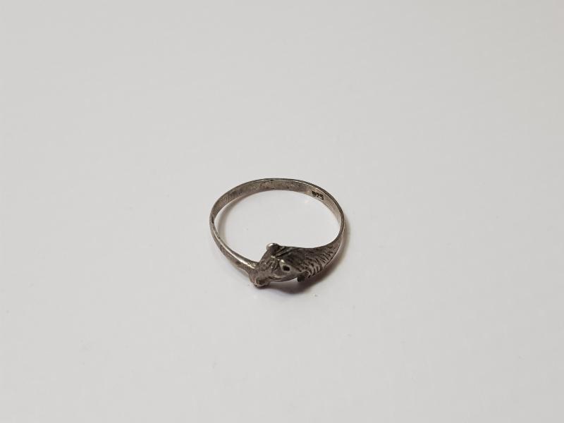 AT BAŞI FORMLU GÜMÜŞ YÜZÜK