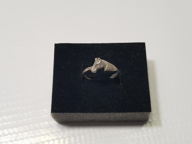 AT BAŞI FORMLU GÜMÜŞ YÜZÜK