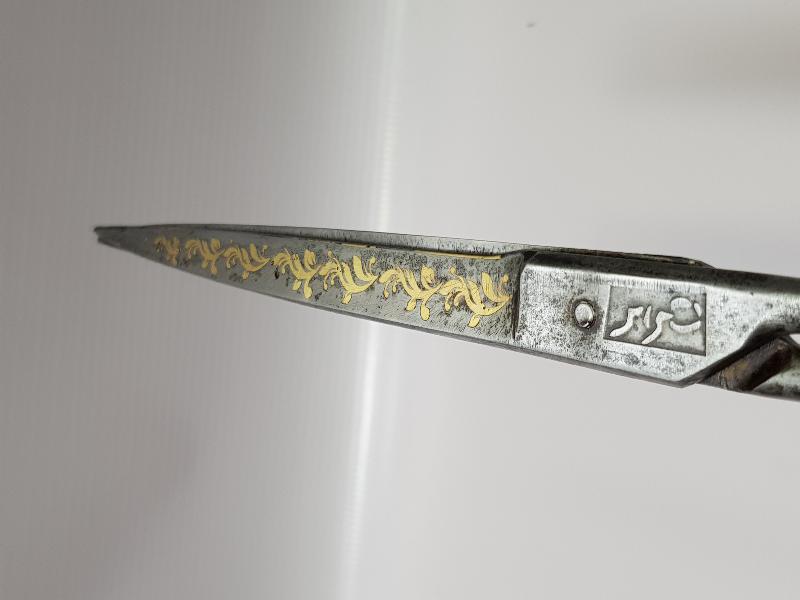 HER İKİ TARAFI DA OSMANLICA YAZILI ALTIN ÇAKMA İŞÇİLİKLİ HATTAT MAKASI