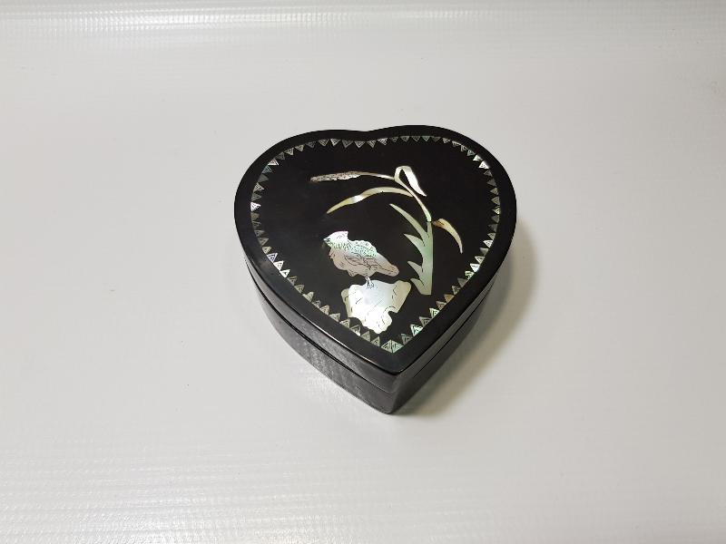 ÜZERİ SEDEF ÇAKMA KALP FORMLU ANTİKA PAPİER MACHE MÜCEVHER KUTUSU