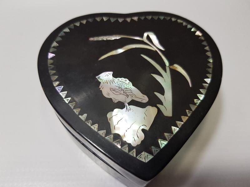 ÜZERİ SEDEF ÇAKMA KALP FORMLU ANTİKA PAPİER MACHE MÜCEVHER KUTUSU