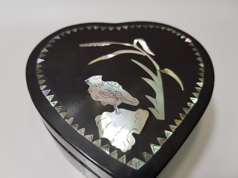 ÜZERİ SEDEF ÇAKMA KALP FORMLU ANTİKA PAPİER MACHE MÜCEVHER KUTUSU