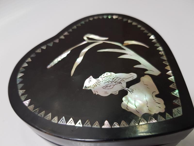 ÜZERİ SEDEF ÇAKMA KALP FORMLU ANTİKA PAPİER MACHE MÜCEVHER KUTUSU