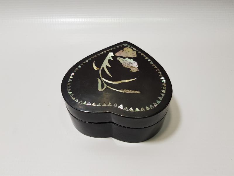 ÜZERİ SEDEF ÇAKMA KALP FORMLU ANTİKA PAPİER MACHE MÜCEVHER KUTUSU