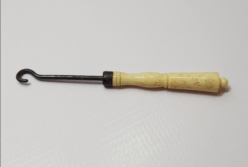 OSMANLI DÖNEMİ KEMİK SAPLI POTİN BAĞLAMA ALETİ