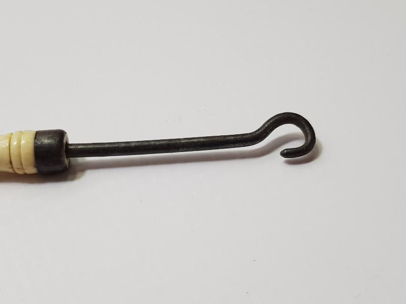 OSMANLI DÖNEMİ KEMİK SAPLI POTİN BAĞLAMA ALETİ