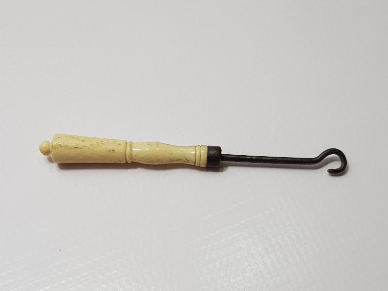 OSMANLI DÖNEMİ KEMİK SAPLI POTİN BAĞLAMA ALETİ