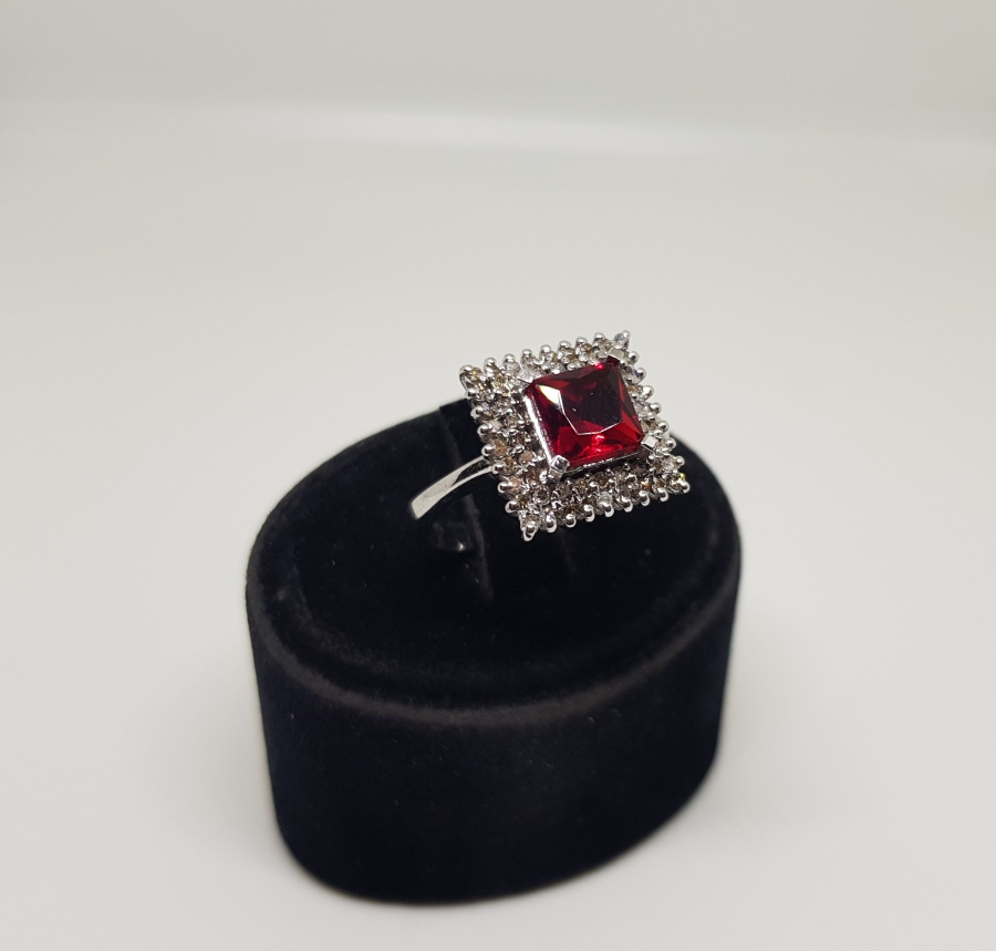 KARE MODEL PIRLANTA VE YAKUT TAŞLI YÜZÜK