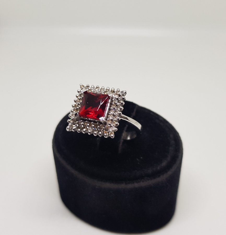 KARE MODEL PIRLANTA VE YAKUT TAŞLI YÜZÜK