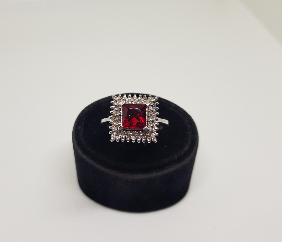 KARE MODEL PIRLANTA VE YAKUT TAŞLI YÜZÜK