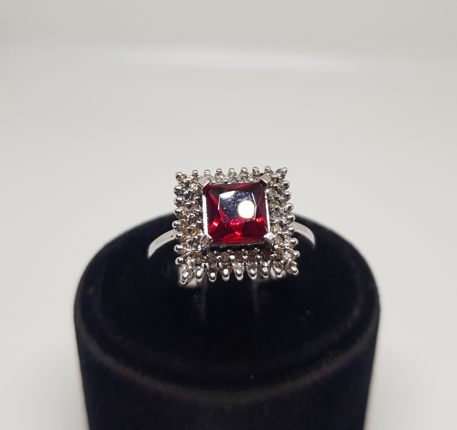 KARE MODEL PIRLANTA VE YAKUT TAŞLI YÜZÜK