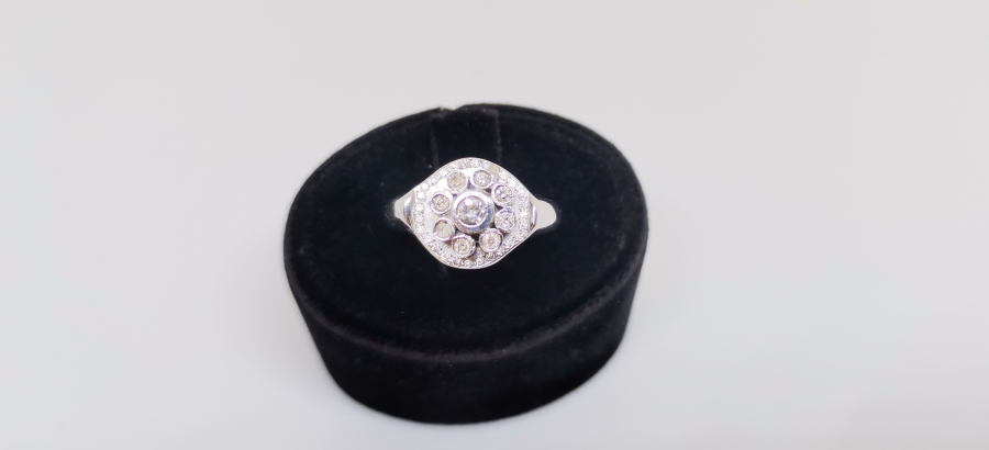 DİVANHANE ÇİVİSİ FORMUNDA YAPILMIŞ PIRLANTA TAŞLI YÜZÜK