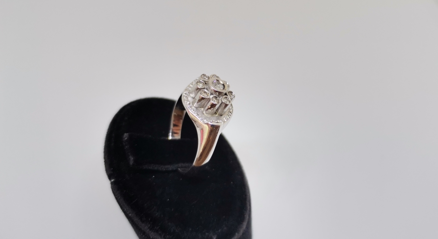 DİVANHANE ÇİVİSİ FORMUNDA YAPILMIŞ PIRLANTA TAŞLI YÜZÜK