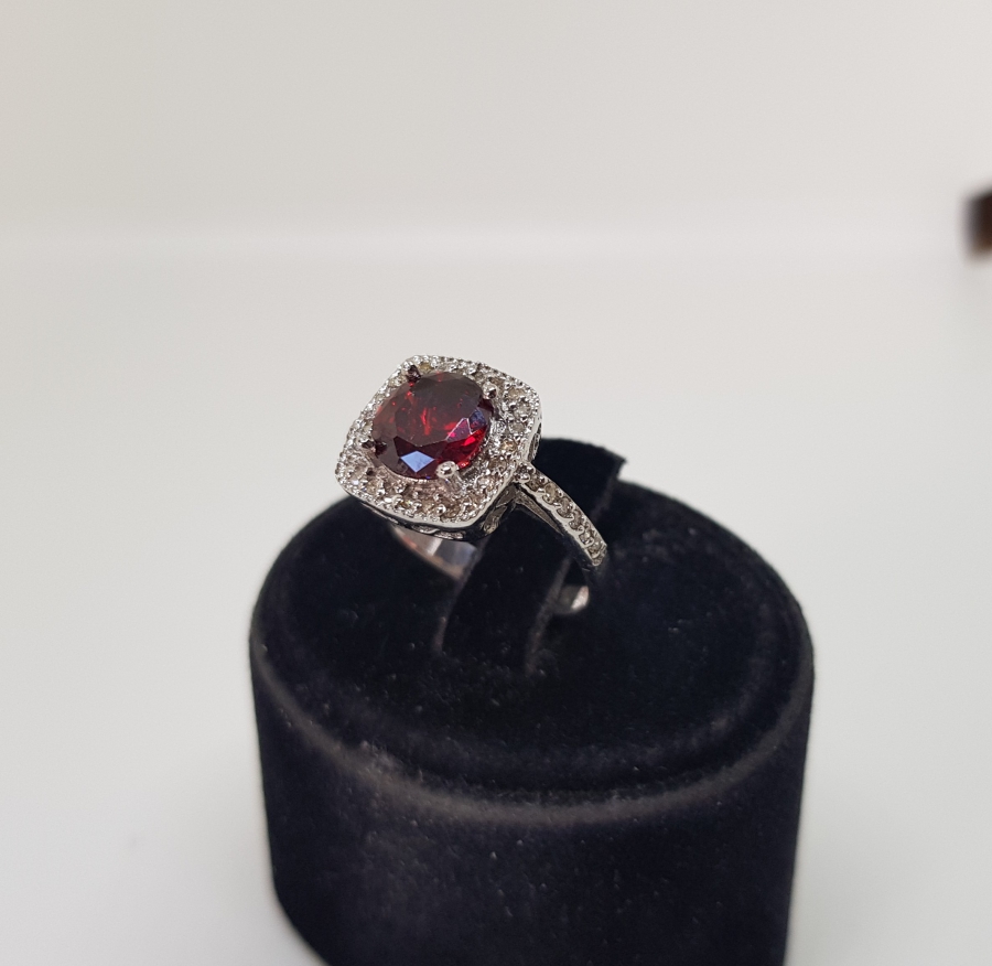 GARNET VE PIRLANTA TAŞLI KARE MODEL YÜZÜK