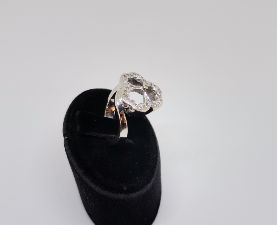 3 YAPRAKLI YONCA FORMUNDA YAPILMIŞ PIRLANTA YÜZÜK