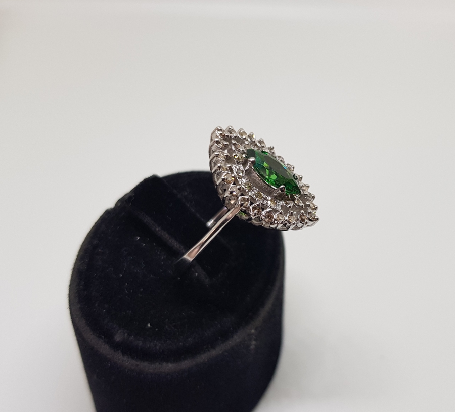 ZÜMRÜT VE PIRLANTA TAŞLI MEKİK MODELİ YÜZÜK