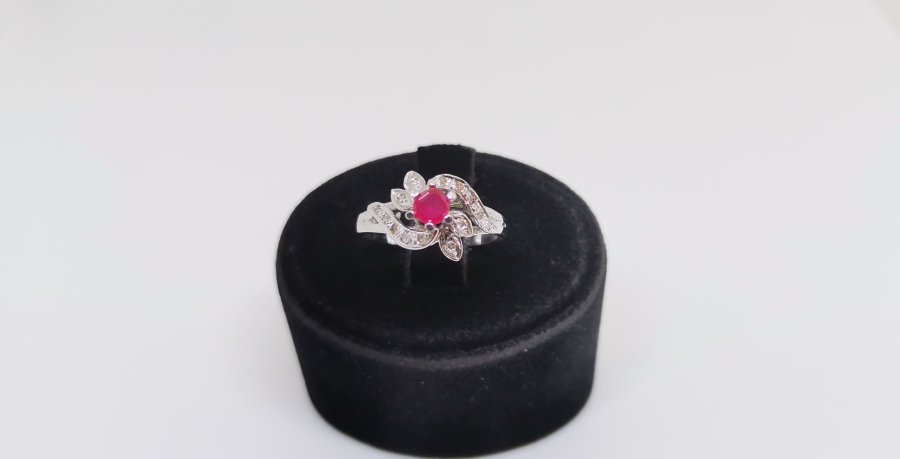 YAKUT VE PIRLANTA TAŞLI SARMAŞIK MODELİ YÜZÜK