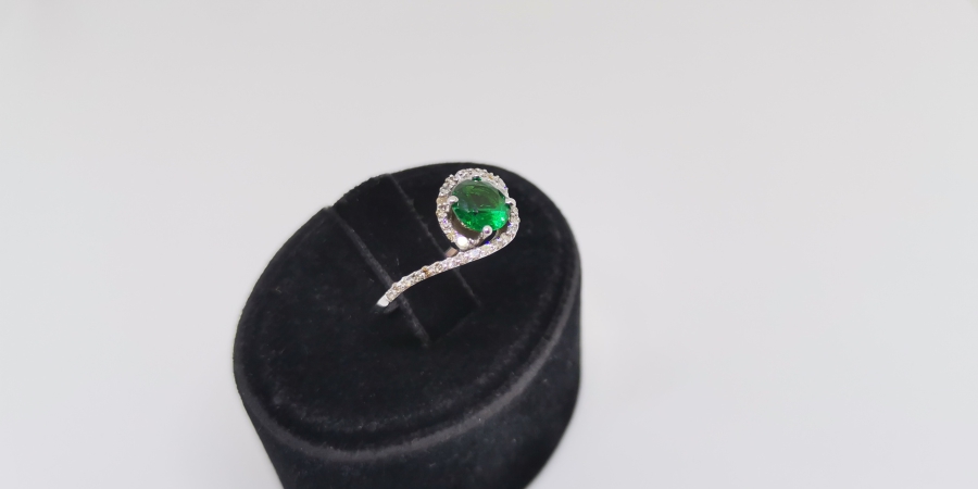 ZÜMRÜT VE PIRLANTA TAŞLI BAGET YÜZÜK