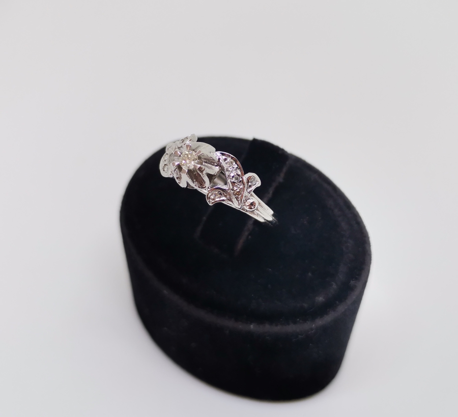 GÜL SARMAŞIĞI MODELİ PIRLANTA TAŞLI YÜZÜK