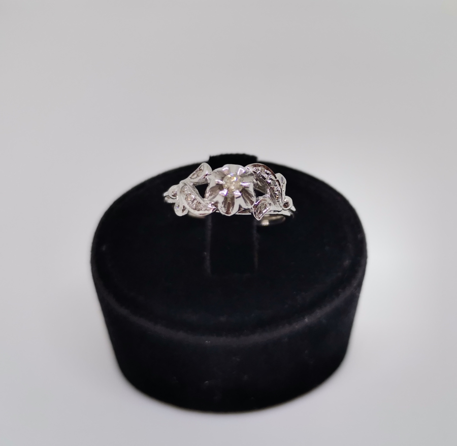 GÜL SARMAŞIĞI MODELİ PIRLANTA TAŞLI YÜZÜK