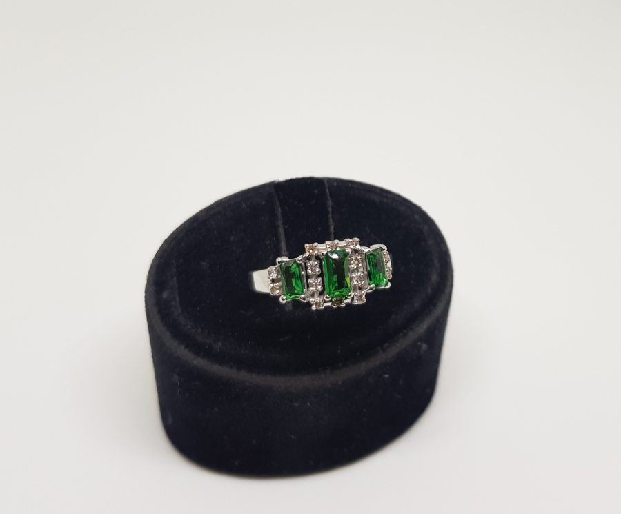 PIRLANTA VE ZÜMRÜT TAŞLI ÜÇTAŞ MODEL YÜZÜK