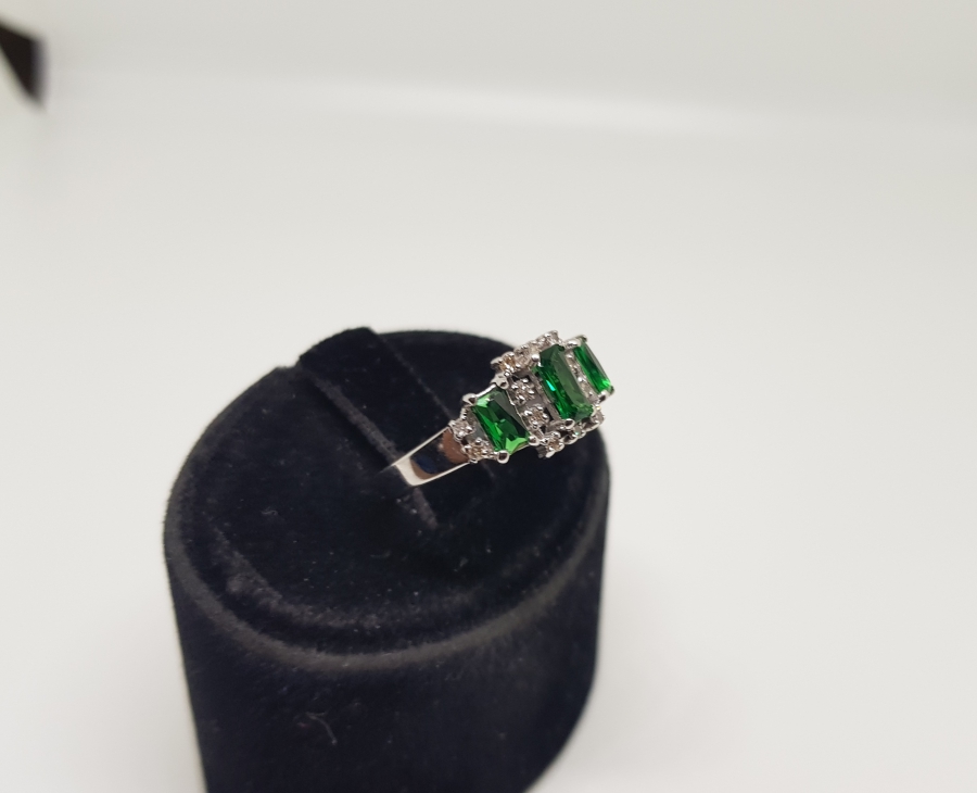 PIRLANTA VE ZÜMRÜT TAŞLI ÜÇTAŞ MODEL YÜZÜK