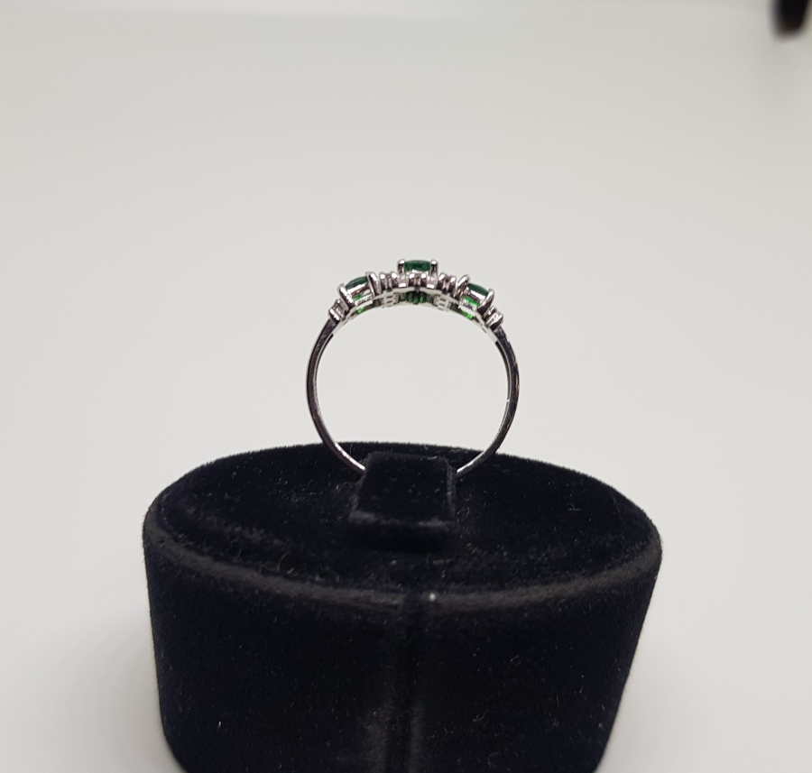 PIRLANTA VE ZÜMRÜT TAŞLI ÜÇTAŞ MODEL YÜZÜK