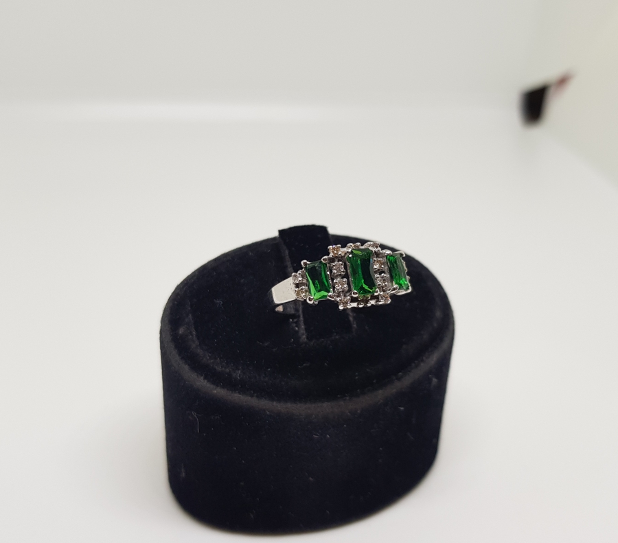 PIRLANTA VE ZÜMRÜT TAŞLI ÜÇTAŞ MODEL YÜZÜK