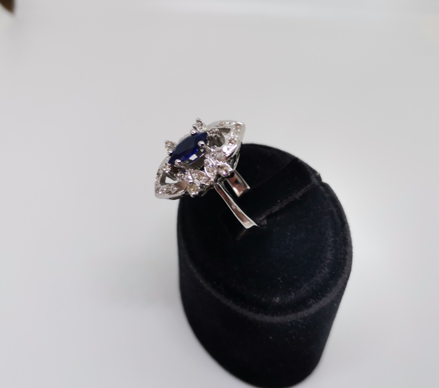 SAFİR VE PIRLANTA TAŞLI MEKİK MODEL YÜZÜK