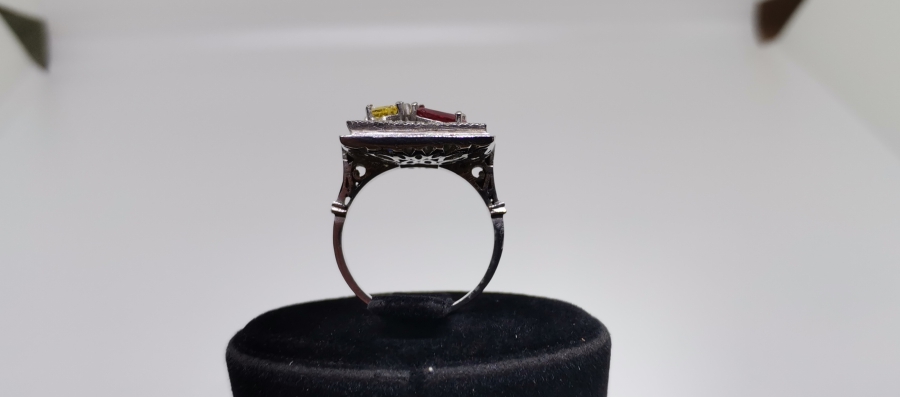 RENK CÜMBÜŞÜ MODEL PIRLANTA YÜZÜK