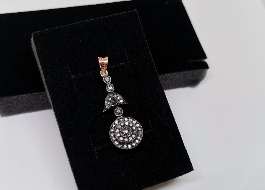 ELMAS TAŞLI GÜL MODEL KOLYE UCU