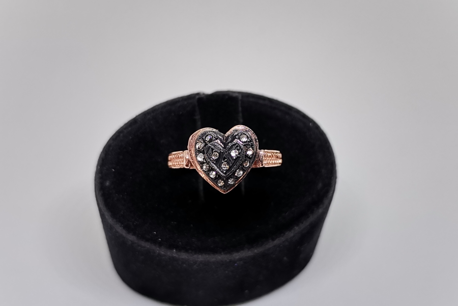 KALP FORMUNDA YAPILMIŞ ELMAS TAŞLI YÜZÜK