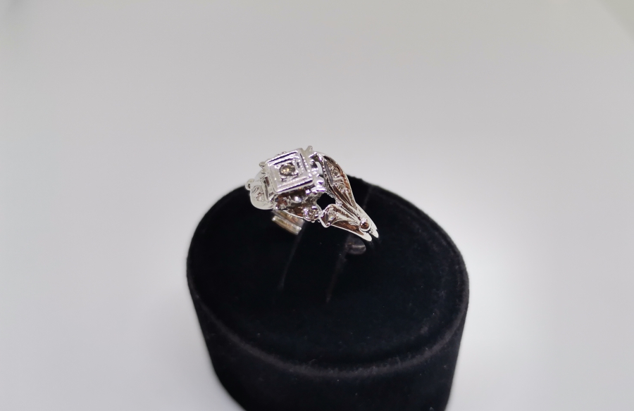 KARELİ YAPRAK MODEL PIRLANTA YÜZÜK