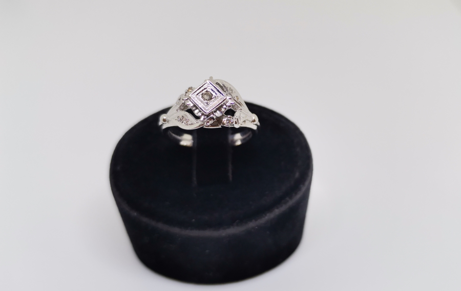 KARELİ YAPRAK MODEL PIRLANTA YÜZÜK