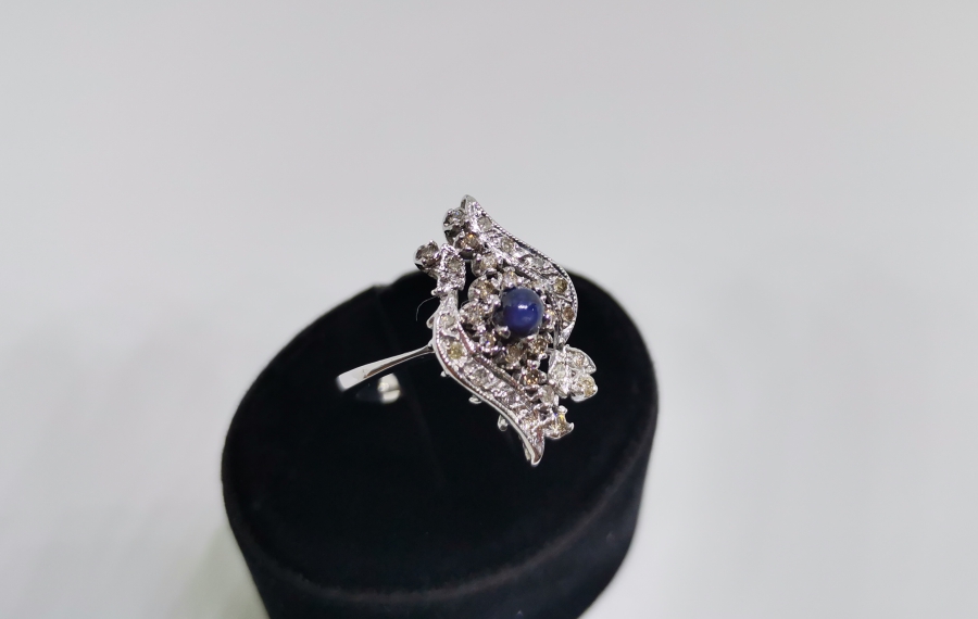 SAFİR VE PIRLANTA TAŞLI YAN MEKİK MODEL YÜZÜK