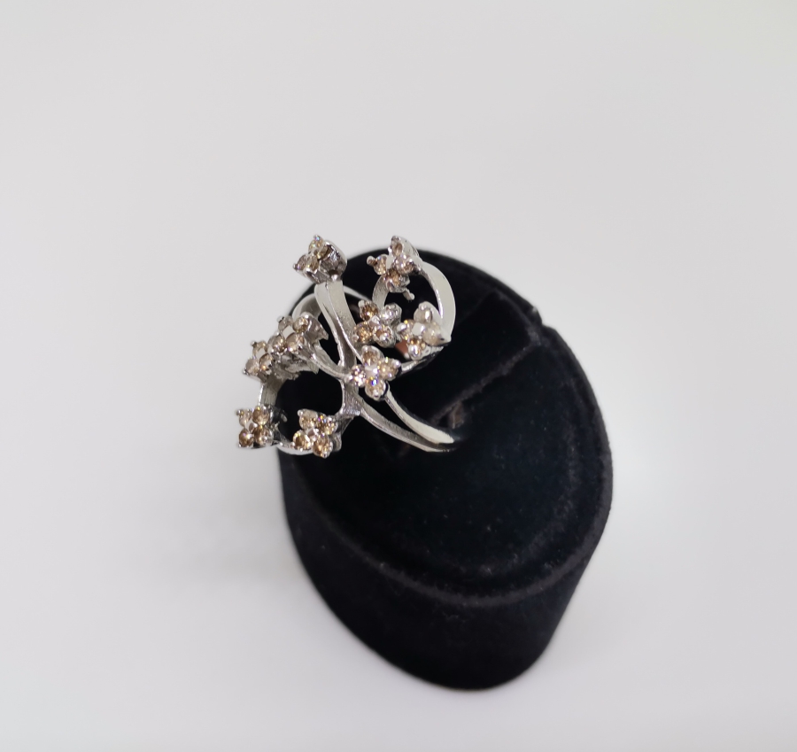 SARMAŞIK DALI MODELİ PIRLANTA TAŞLI YÜZÜK