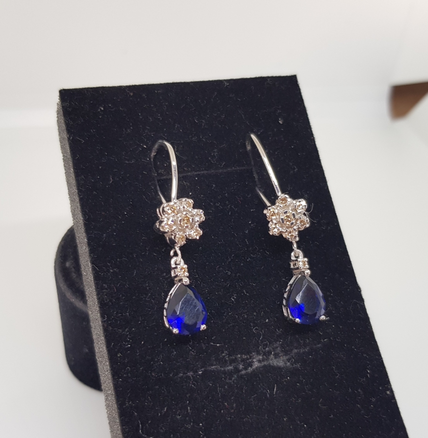 SAFİR VE PIRLANTA TAŞLI YILDIZ MODELİ KÜPE