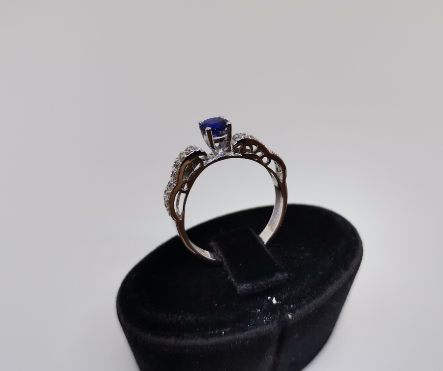 SAFİR VE PIRLANTA TAŞLI YARASA MODELİ YÜZÜK