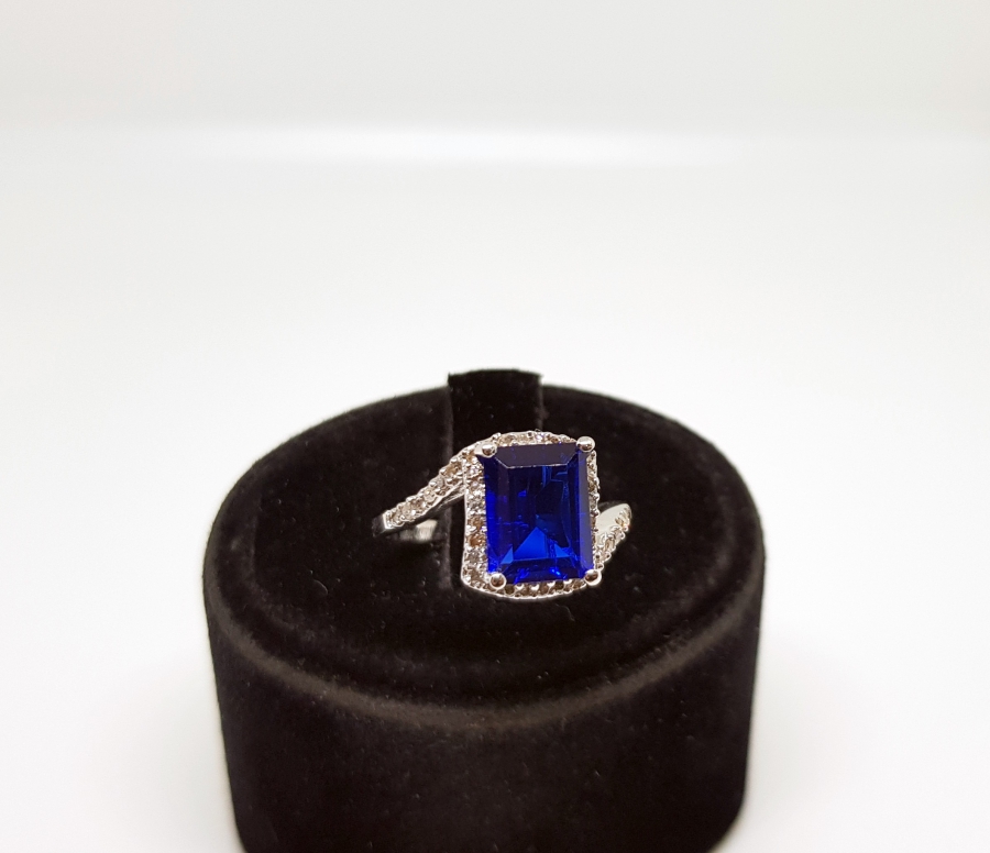 SAFİR VE PIRLANTA TAŞLI ASİMETRİK MODEL YÜZÜK