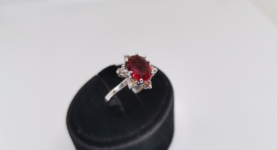 GARNET VE PIRLANTA TAŞLI YILDIZ MODELİ YÜZÜK