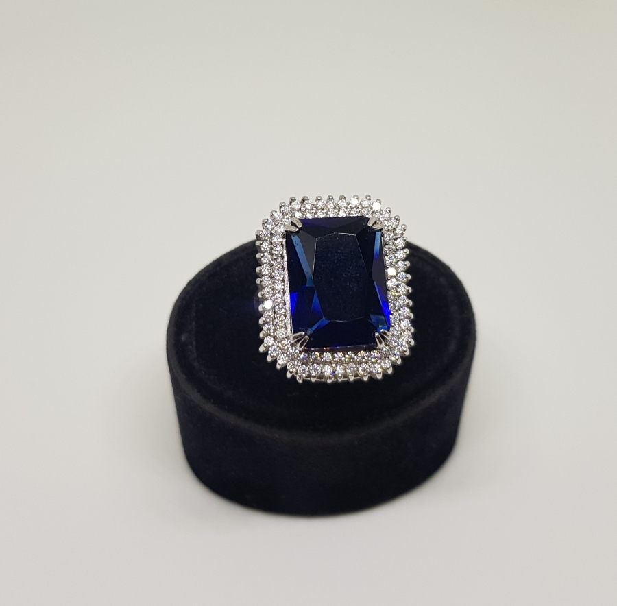 SAFİR VE PIRLANTA TAŞLI BÜYÜK KARE MODELİ YÜZÜK